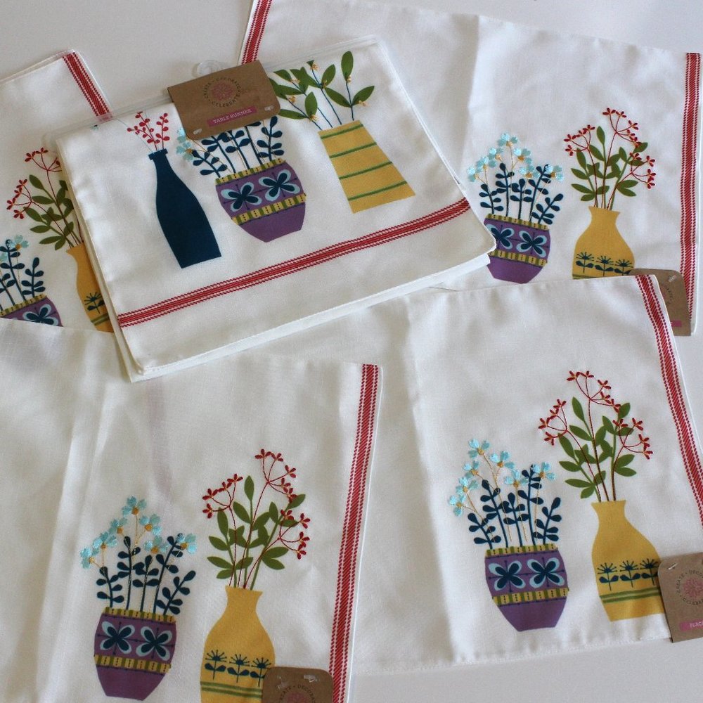 Linens Table Runner & 4 Cloth Placemats Lot